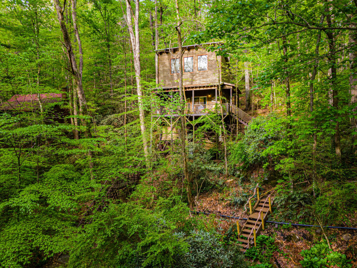 The TreeHouse - Rocking Chair Deck with Hot Tub below, Walking Distance to Downtown Helen, Sleeps 5